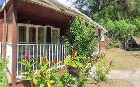 Bungalow de 2 chambres a Bouillante a 100 m de la plage avec terrasse amenagee et wifi